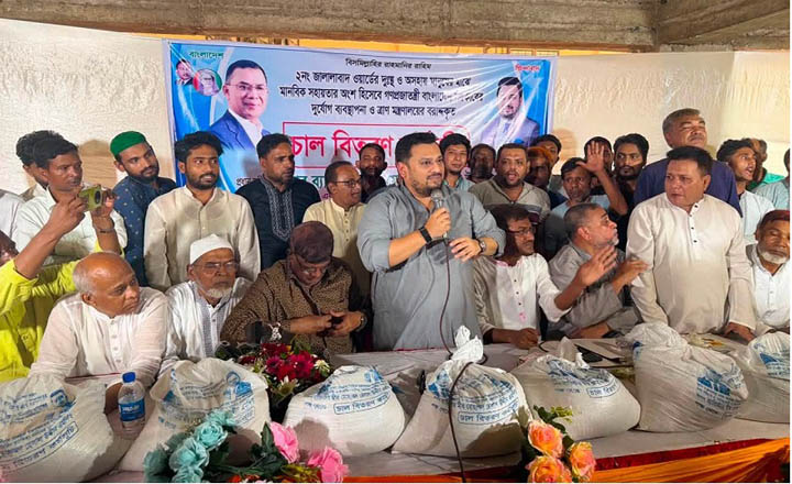 চট্টগ্রাম ও হাটহাজারীতে ভূমি প্রতিমন্ত্রীর মানবিক সহায়তা প্রদান