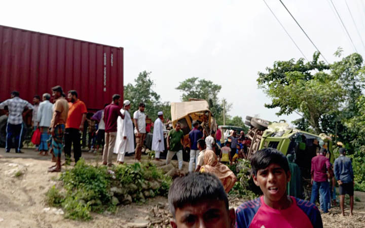 কুমিল্লায় ত্রিমুখী সংঘর্ষে ২৫ জন আহত, ৩ ঘণ্টা যান চলাচল বন্ধ