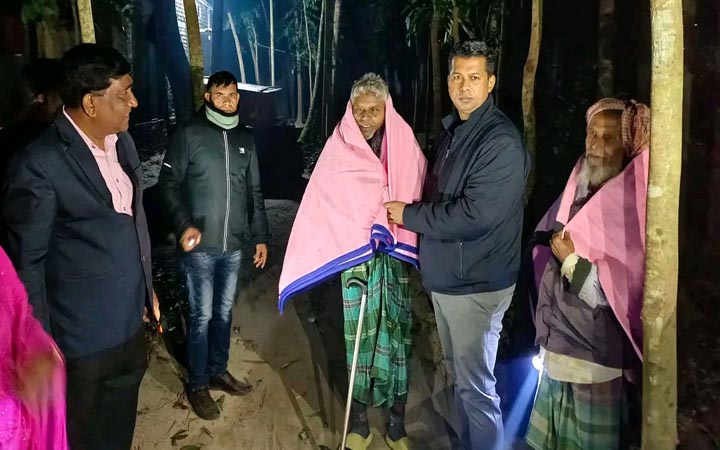 রাতে কম্বল নিয়ে অসহায় ও ছিন্নমূল মানুষের পাশে রাজবাড়ীর ডিসি