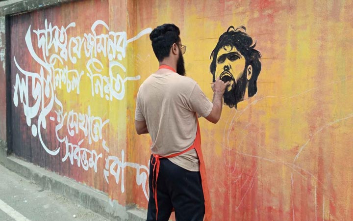 শহীদ ওসমান হাদির স্মরণে ঢাকা কলেজে গ্রাফিতি অঙ্কন