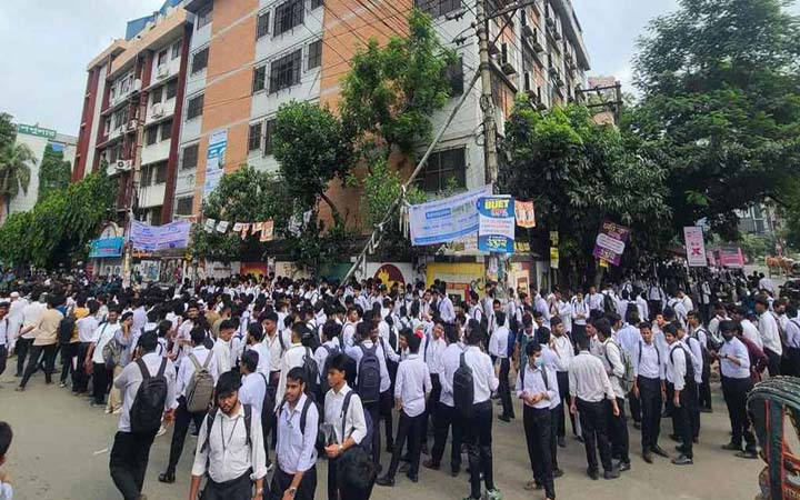 অধ্যক্ষের পদত্যাগ দাবিতে ফের উত্তাল ঢাকা সিটি কলেজ