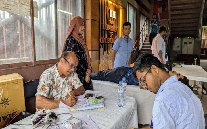 ডিআইইউতে রেড ক্রিসেন্টের স্বেচ্ছায় রক্তদান কর্মসূচি