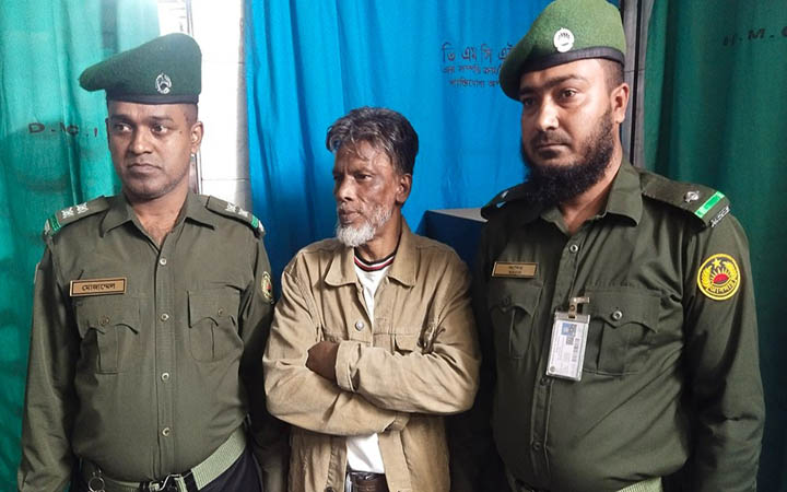 ঢামেকে ইনজেকশন-সিরিঞ্জসহ সরকারি কর্মচারী আটক