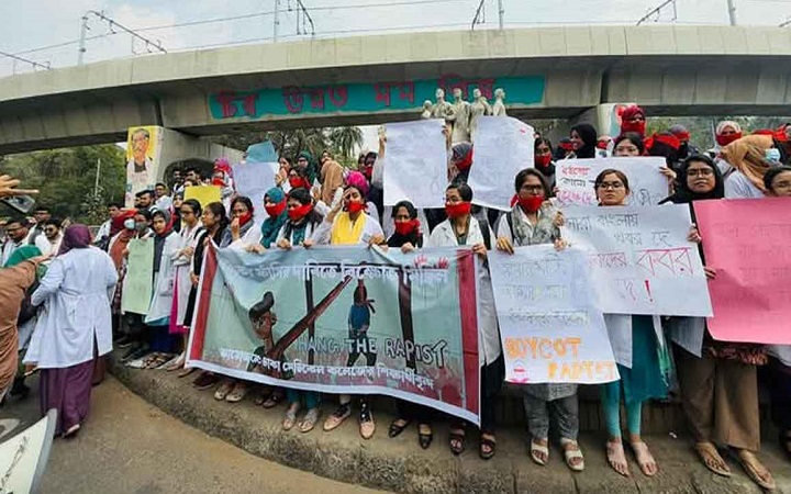 মুখে লাল কাপড় বেঁধে বিচার দাবিতে ঢামেক শিক্ষার্থীদের বিক্ষোভ