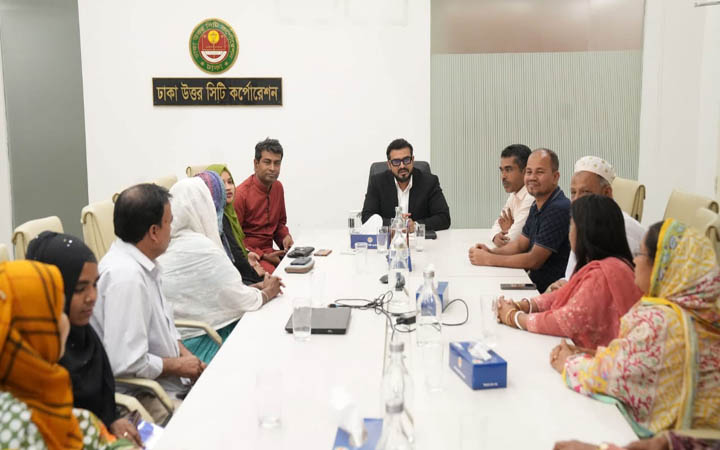 বস্তিবাসী-হরিজনদের প্রতিনিধির সঙ্গে সভা করলেন ডিএনসিসি প্রশাসক