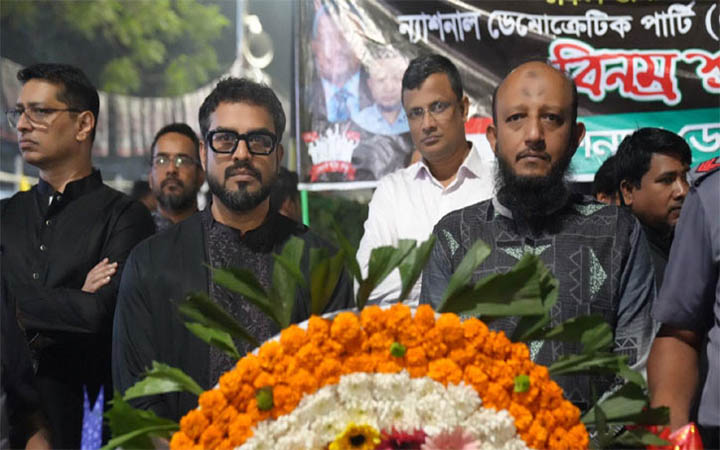 কেন্দ্রীয় শহীদ মিনারে ডিএনসিসির প্রশাসকের শ্রদ্ধা