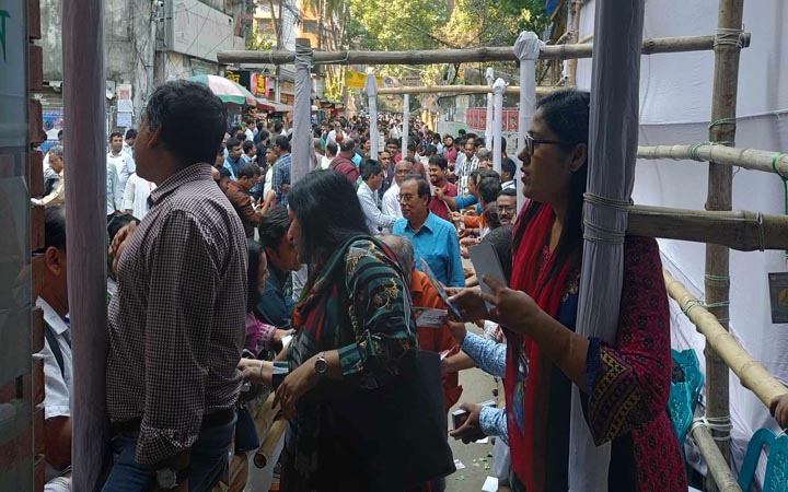 উৎসবমুখর পরিবেশে চলছে ডিআরইউ’র ভোট