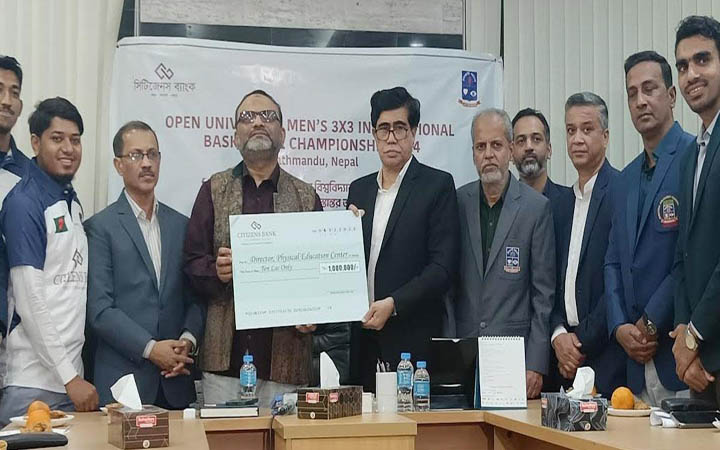 ঢাবির বাস্কেটবল টিমকে দশ লাখ টাকার চেক হস্তান্তর
