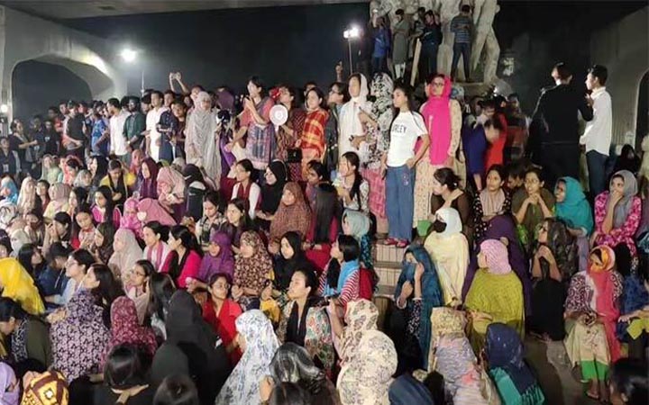 ধর্ষকের ফাঁসি ও স্বরাষ্ট্র উপদেষ্টার পদত্যাগ দাবিতে উত্তাল ঢাবি