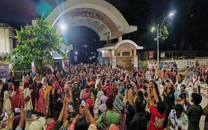 ১৪ জুলাই স্মরণে মধ্যরাতে রাজপথে ঢাবি নারী শিক্ষার্থীরা