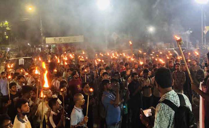 সংখ্যালঘুদের ওপর হামলার প্রতিবাদে ঢাবিতে মশাল মিছিল