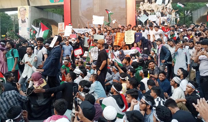 ইসরায়েলি হামলার প্রতিবাদে উত্তাল ঢাবি