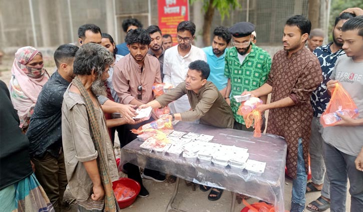 ঢাবিতে ছিন্নমূল মানুষের মাঝে ছাত্রদল নেতার ইফতার বিতরণ