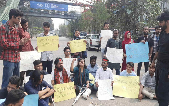 তিন ঘণ্টা পর আসাদগেটের সড়ক ছাড়লেন ছাত্র-জনতা