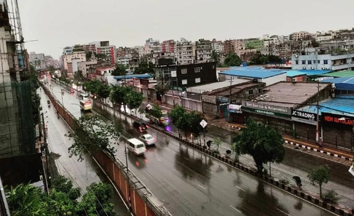 বৃষ্টিতে কমেছে দূষণ, ঢাকার বাতাস মাঝারি মানের