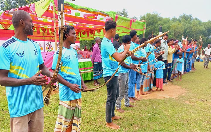 বিরামপুরে সাঁওতালদের তীর-ধনুক প্রতিযোগিতা