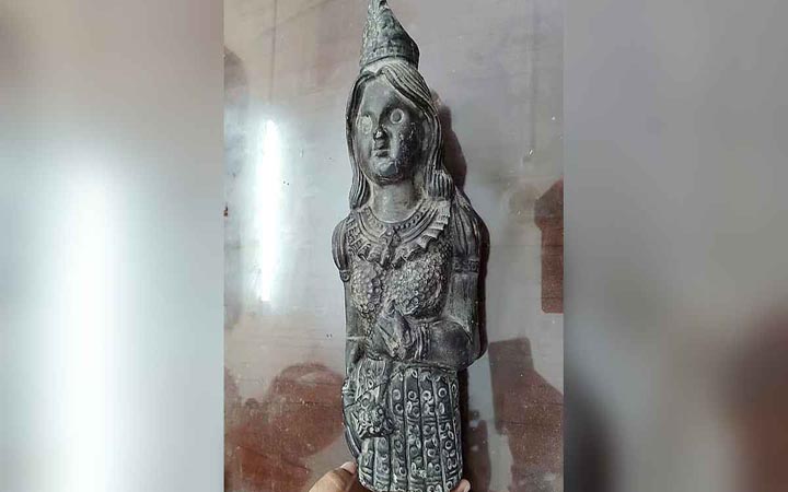 পরিত্যক্ত ব্যাগে মিলল কষ্টিপাথরের মূর্তি