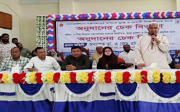 শিক্ষার্থীদের অনুদানের চেক ও সাইকেল বিতরণ