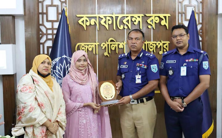 দিনাজপুরে পুলিশের মেধাবী সন্তানদের মাঝে শিক্ষাবৃত্তি প্রদান