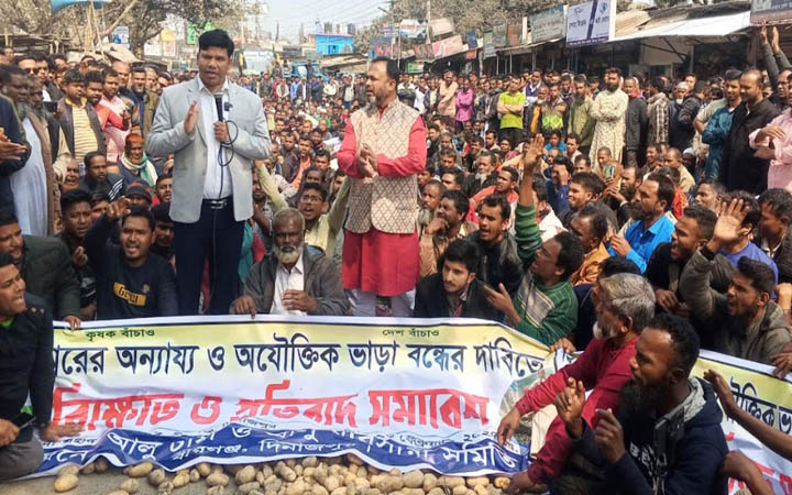 দিনাজপুরে মহাসড়কে আলু ফেলে কৃষক-ব্যবসায়ীদের বিক্ষোভ