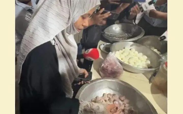 ডাকসু ভবনের ক্যাফেটেরিয়ায় পচা মাংস রান্নার অভিযোগ