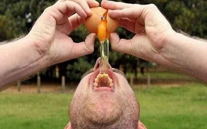 কাঁচা ডিম খাওয়া কতটা লাভ, নাকি ক্ষতি?