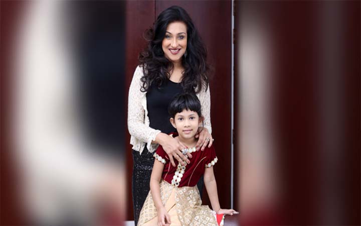 ক্ষুদে ভক্ত মাদিহার সঙ্গে ঋতুপর্ণা