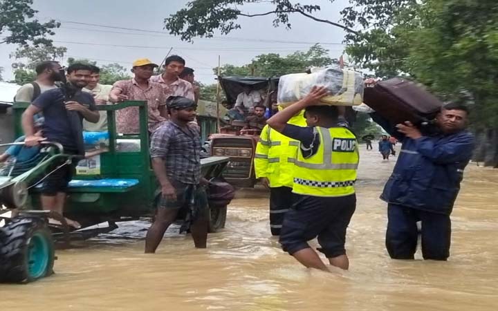 ফেনীতে ভিড় বাড়ছে আশ্রয়কেন্দ্রে, নতুন করে প্লাবিত বেশ কিছু এলাকা