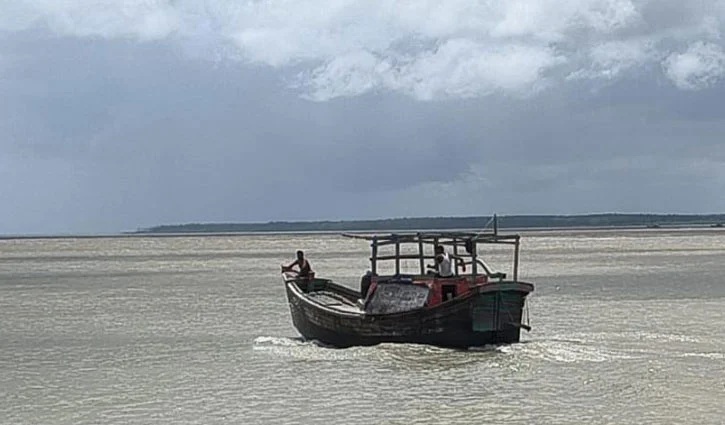 বঙ্গোপসাগরে ভাসমান ১৭ জেলেকে উদ্ধার
