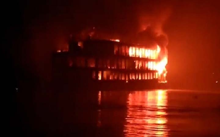 যাত্রীবাহী লঞ্চে আগুন,  নিহতের সংখ্যা বেড়ে ৩০