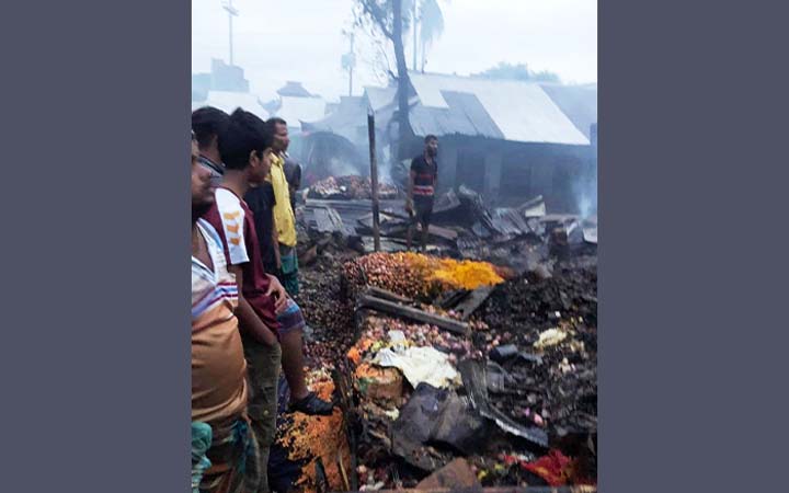 কুমিল্লায় বাজারে অগ্নিকাণ্ড, ছাই হলো ১৫ দোকান