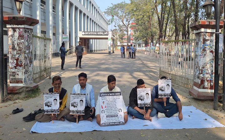 রিটার্নিং কর্মকর্তার কার্যালয়ে অনশনে গণঅধিকারের প্রার্থী