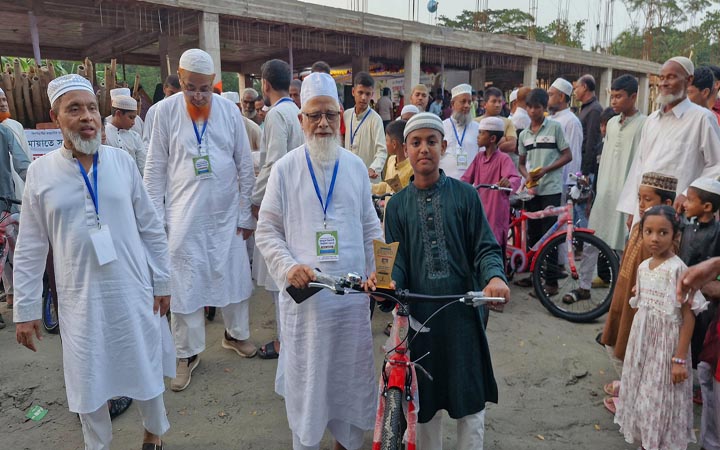 টানা ৪০ দিন জামাতে নামাজ আদায় করে বাইসাইকেল পেল ৯ কিশোর