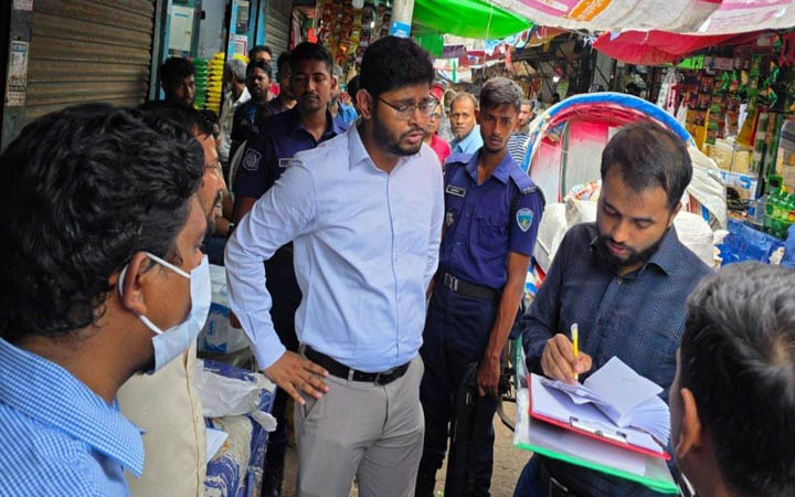 ফেনীতে ৩৩০ কেজি নিষিদ্ধ পলিথিন জব্দ, ৪ ব্যবসায়ীকে জরিমানা