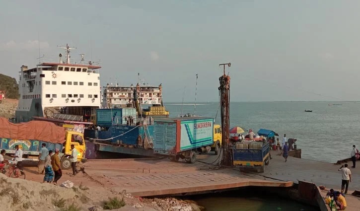 স্রোত ও ঘাট সংকটে পাটুরিয়া-দৌলতদিয়া নৌরুটে ভোগান্তি