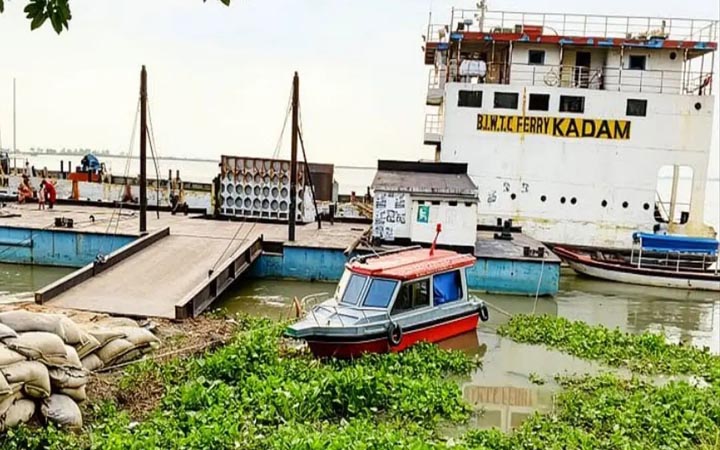 চিলমারীতে ব্রহ্মপুত্র নদে ১৫ দিন ধরে বন্ধ রয়েছে ফেরি চলাচল