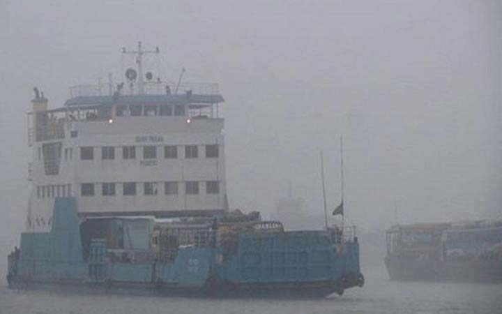 ঘন কুয়াশায় মধ্যরাত থেকে ফেরি চলাচল বন্ধ