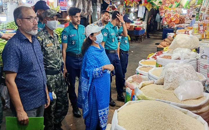 বেশি দামে ভোজ্যতেল বিক্রি, চট্টগ্রামে ৬ দোকানিকে জরিমানা