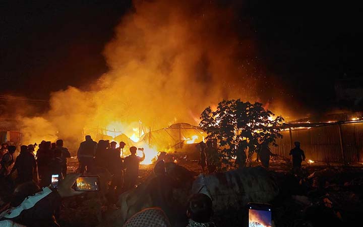 শ্রীপুরে আগুনে পুড়ল ৫ দোকান