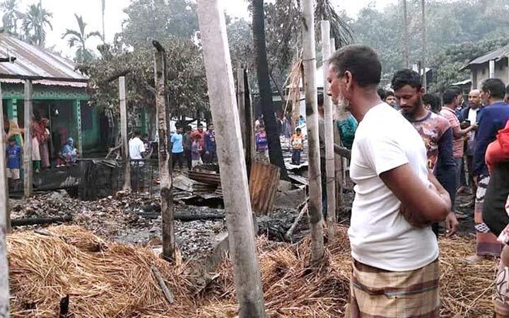 তেঁতুলিয়ায় রান্নাঘরের আগুনে পুড়ে ছাই ২৫ ঘর