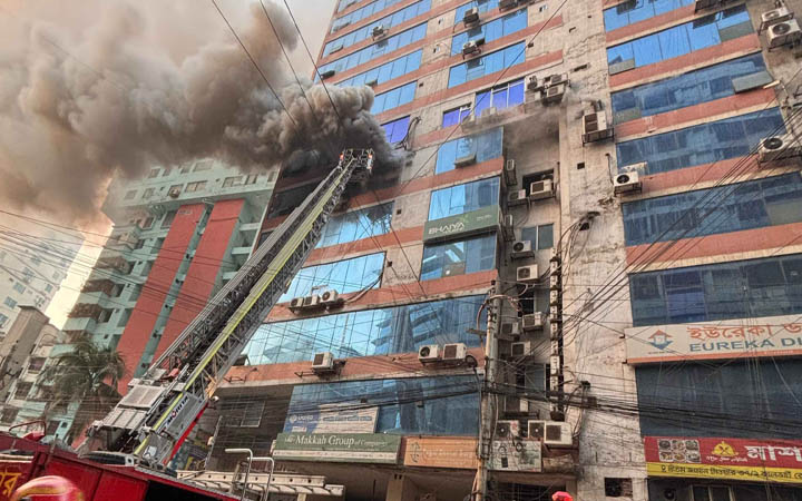 পল্টনে বহুতল ভবনে আগুন, নিয়ন্ত্রণে ১৪ ইউনিট