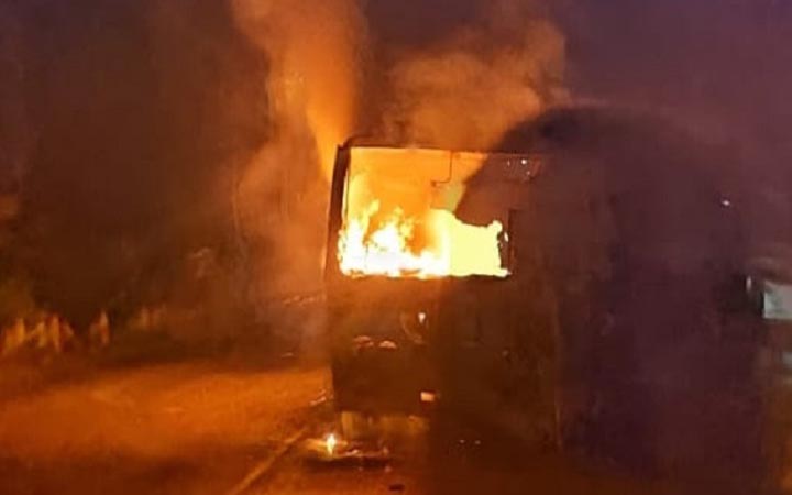 বরিশালে পিষ্ট হয়ে কিশোর নিহত, বাসে আগুন দিলো জনতা