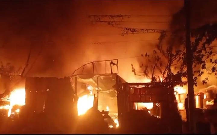 রূপগঞ্জে গ্রীন সিটি মার্কেটে ভয়াবহ অগ্নিকাণ্ড