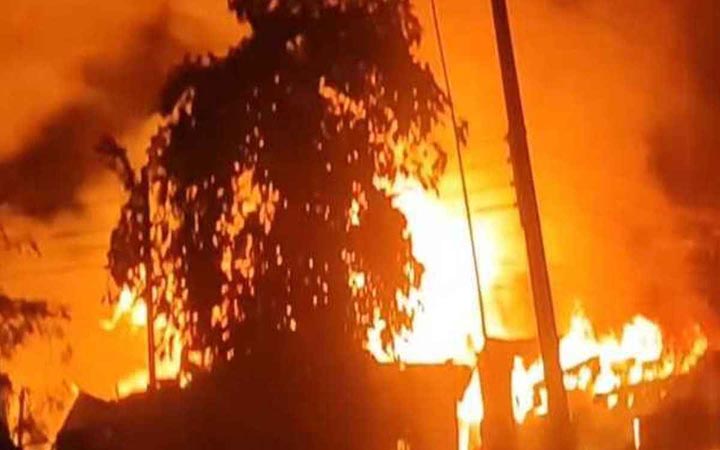 ফতুল্লায় আগুনে পুড়ল ২০টি বসতঘর