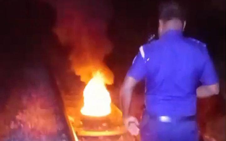 আখাউড়ায় রেললাইনে আগুন