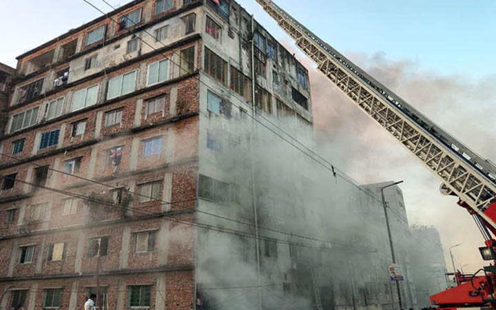 কেরানীগঞ্জে আগুন লাগা ভবন থেকে ৪২ জন উদ্ধার