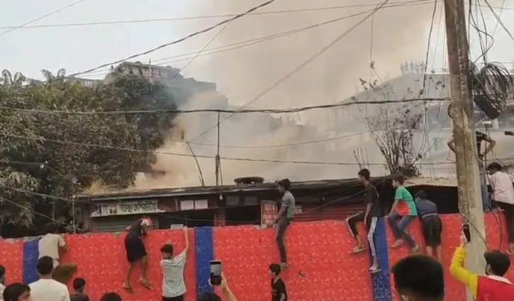 সোনারগাঁয়ে অগ্নিকাণ্ডে ১৫ দোকান পুড়ে ছাই