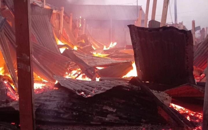 ভোরে গৌরীপুর বাজারে আগুনে পুড়ল ২০ দোকান