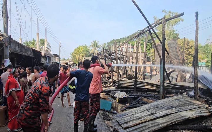 বান্দরবানের বাঘমারা বাজারে আগুনে ৫০ দোকান-বসতঘর পুড়ে ছাই