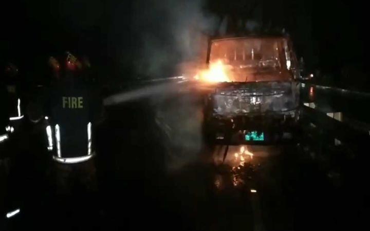 ঢাকা-মাওয়া এক্সপ্রেসওয়েতে চলন্ত পিকআপে আগুন